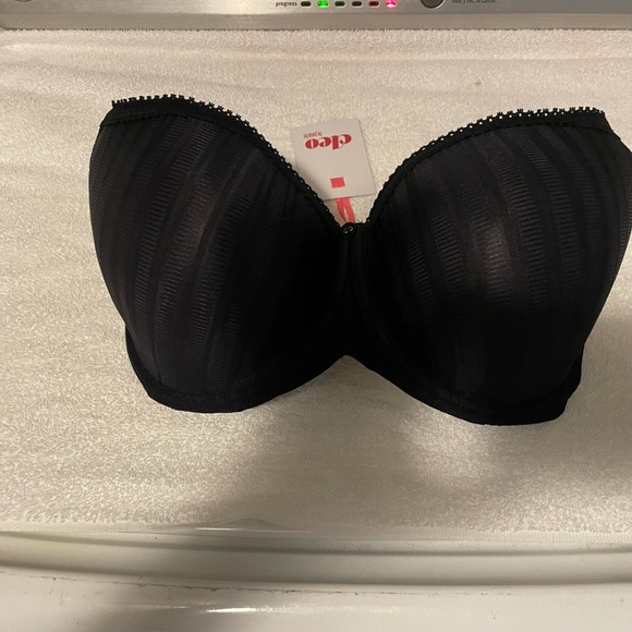 Black bra with tag. Tag says 34 K - Picture 3 of 4